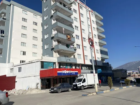 ÇARŞI İÇİNDE ANA YOLA BAKAN UYGUN